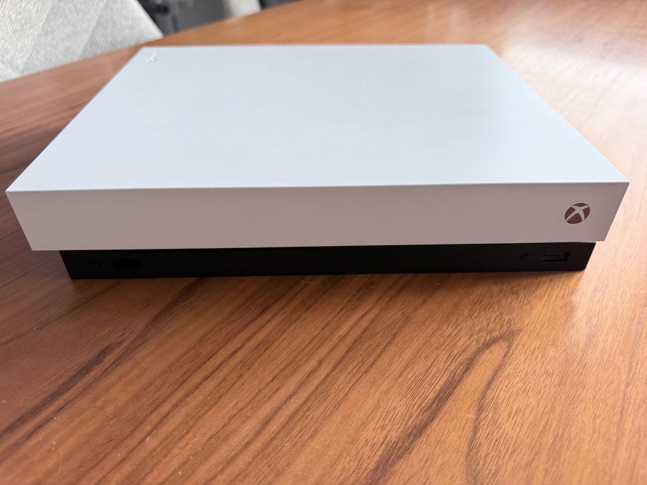 Konsola Xbox One X (1TB)