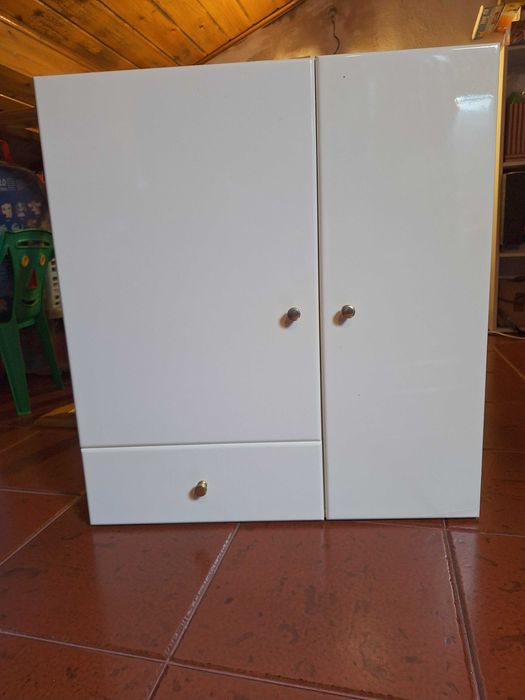 Móvel branco de parede 70x65x20 cm