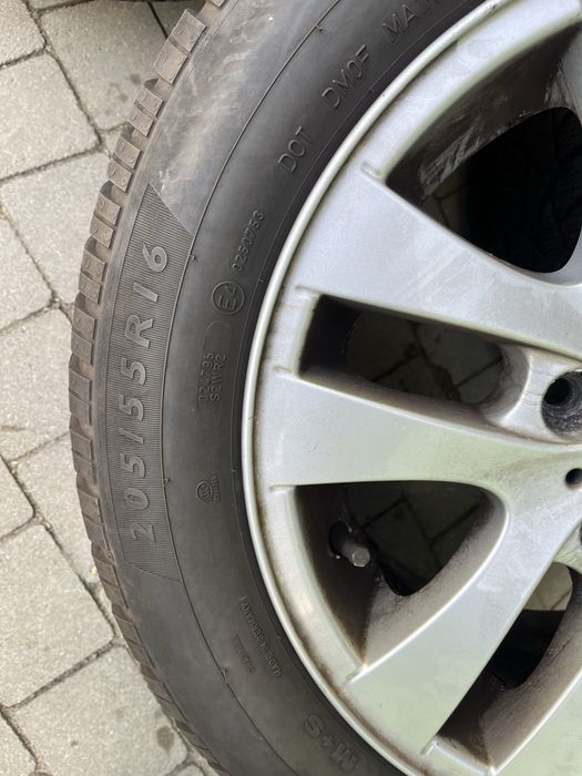 Oryginalne felgi BMW 16” + opony zimowe Pirelli RunFlat 205/55 R16 – komplet 4 szt.