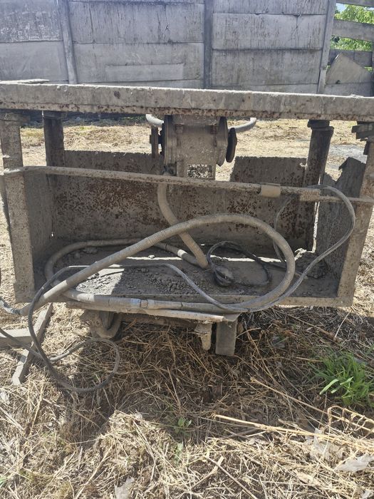 Вібростіл та форми для блоків