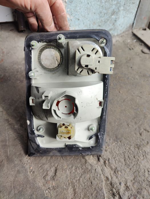 Audi A8 D2 lampa tylna w klapę prawa