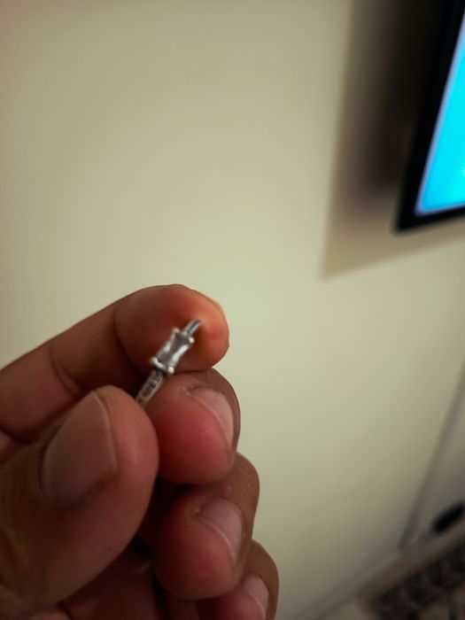 Vendo Anel de Prata com pedra de zircone branca