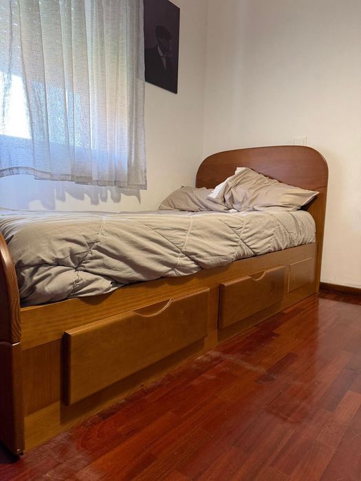 Cama C/Colchão (Corpo e meio, com 4 gavetas laterais de arrumos)