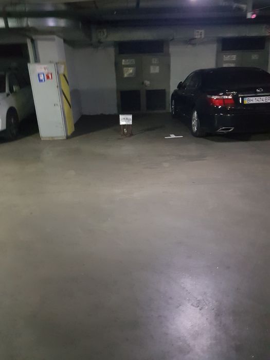 Паркувальне місце ТЦ Афіни центральний ряд
