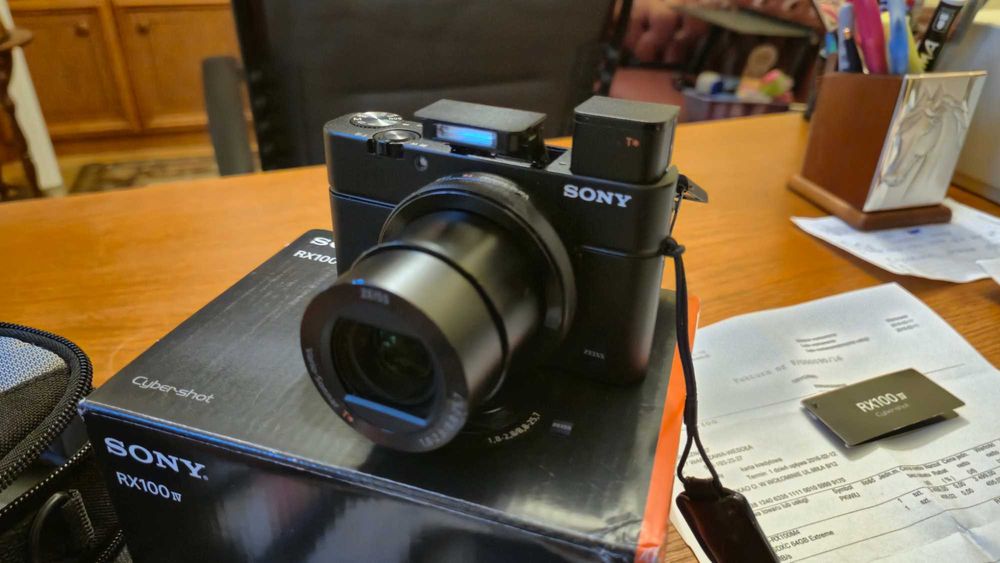Sprzedam aparat Sony RX100 IV z akcesoriami Gariz i kartą pamięci