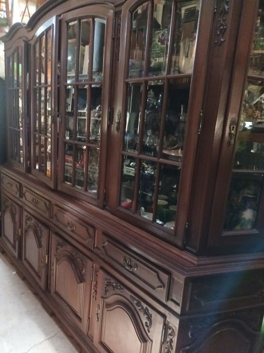 Grande móvel com vitrine para salão