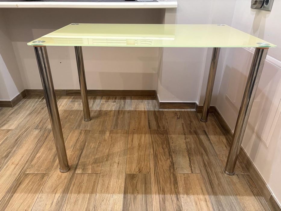 Стіл стеклянный обідній