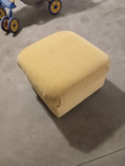 Poof tecido amarelo