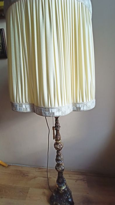 Stara lampa podłogowa z mosiądzu.