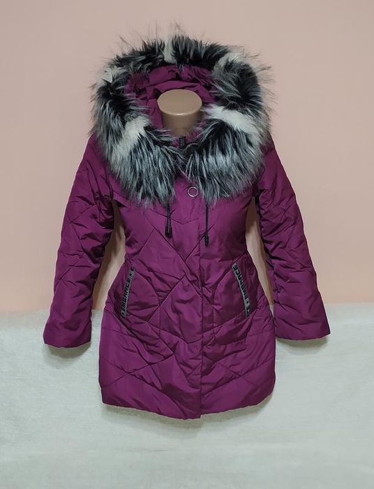 Як нова!Шикарна якісна куртка з капюшоном на дівчинку,вказано р. 38.