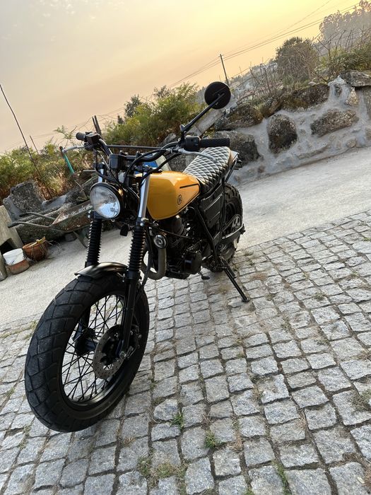 Yamaha TW 125 transformada cafe recer