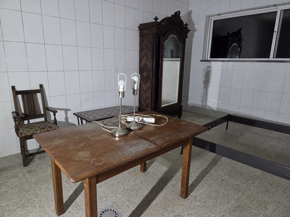 Vários móveis - armários, cadeiras, estantes, cama, mesas