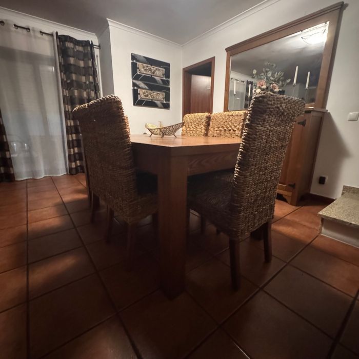 Vendo mobília de sala de jantar, composta por aparador com espelho, mesa extensível com seis cadeiras de verga e um baú
