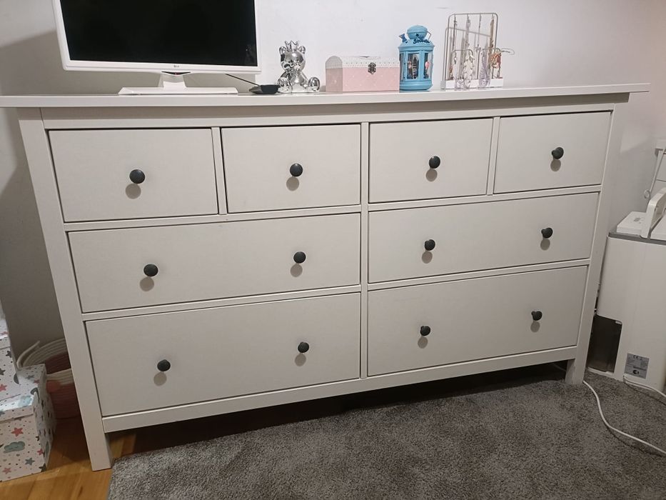 Cómoda branca com bastante arrumação