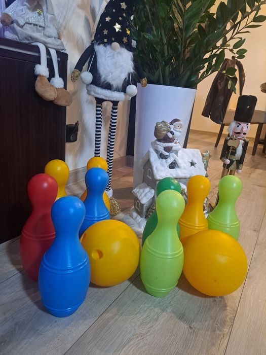 Duże kręgle plastikowe i kule do kregli