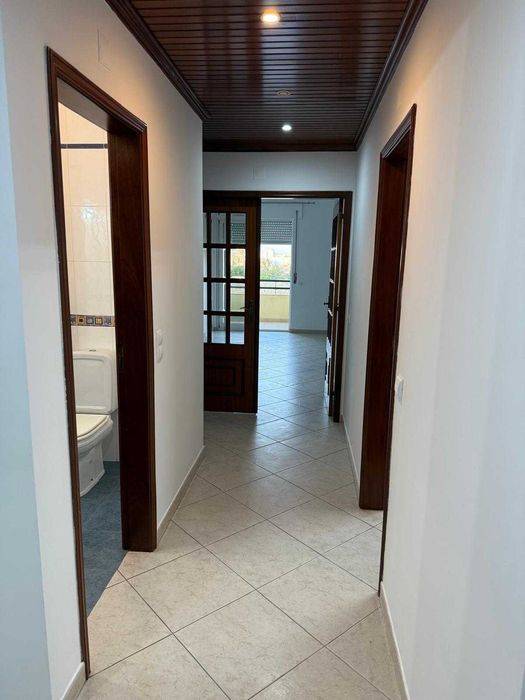 T2 Solarengo (Sul) com 2 WC, 2 Varandas, Vista Rio Sado e Lareira (Sem Mobília)
