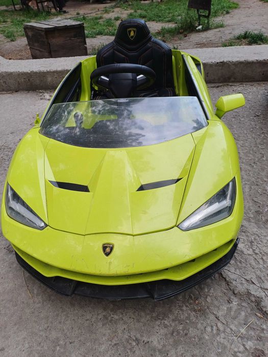 Дитячий електромобіль