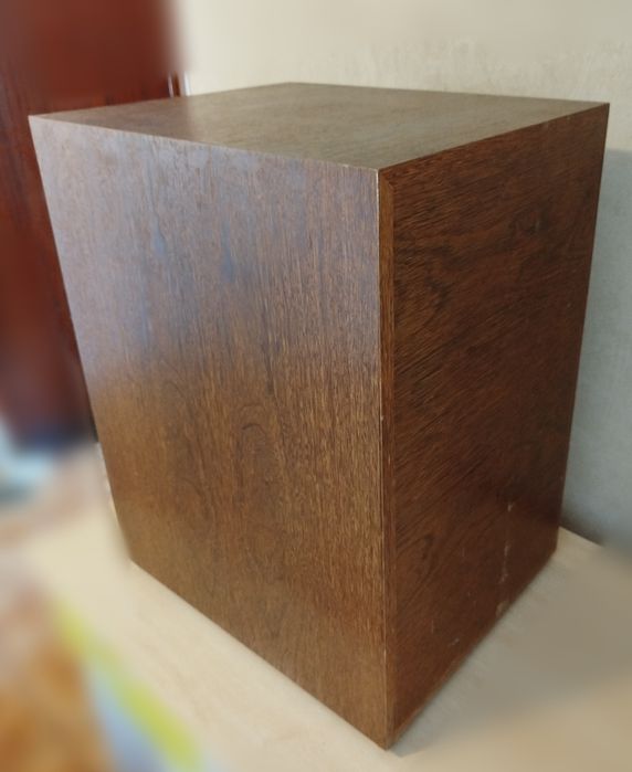 Mesa de cabeceira em madeira