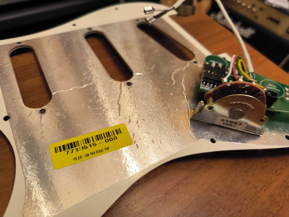 Пікгард фірмовий для Fender Stratocaster від EMG