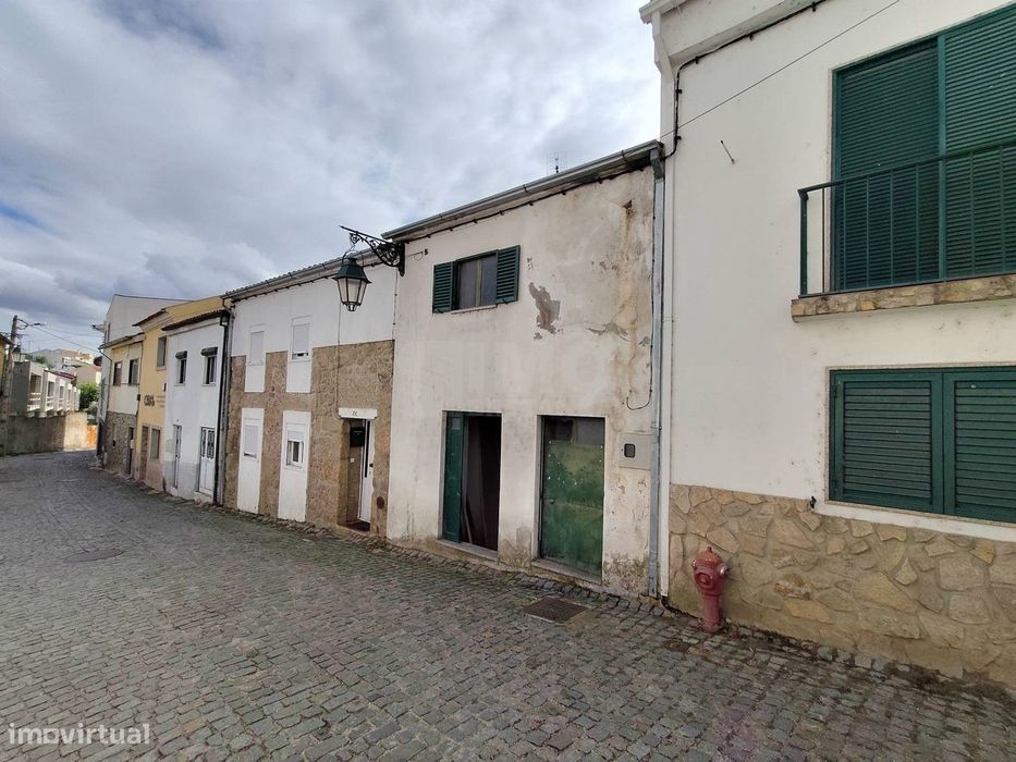 Moradia para Renovar no Centro da Boidobra
