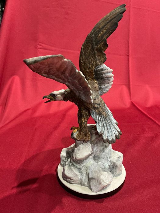 Falcão escultura vista alegre biscui pintura manual c 29 cm.     Anúncios abaixo