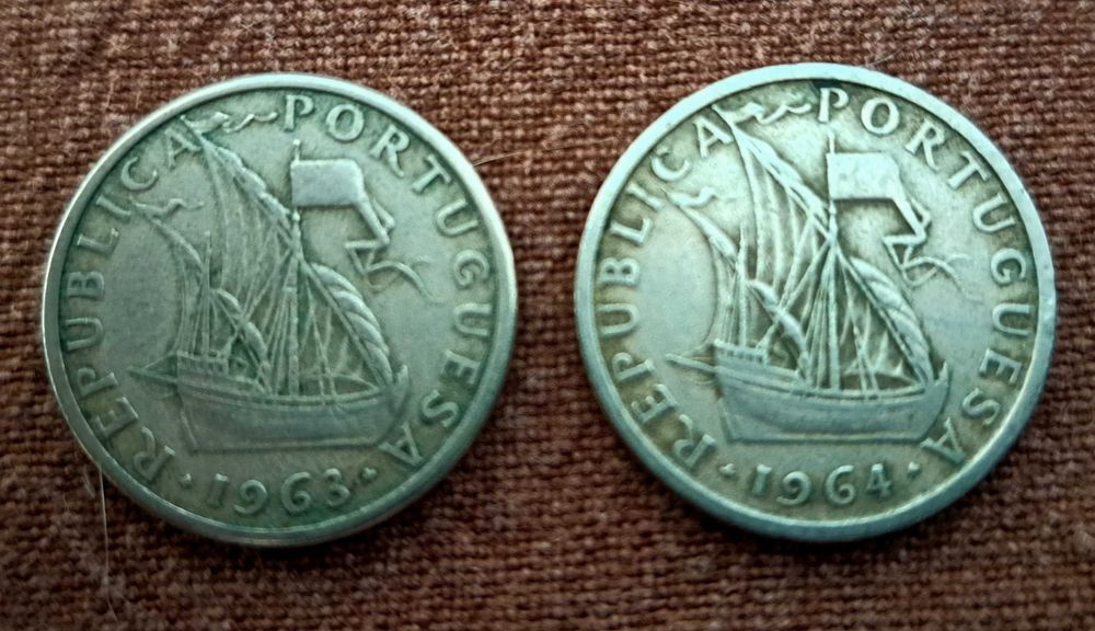 República - 2 moedas de 5 escudos em cupro-niquel de 1963 e 1964
