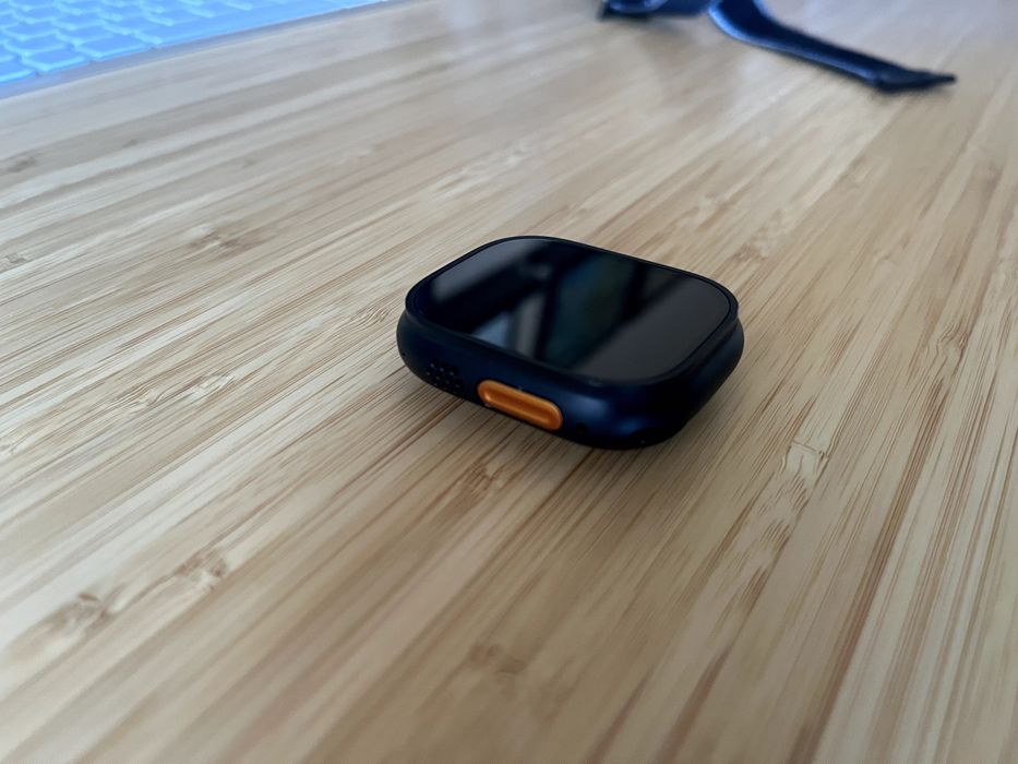 Apple Watch Ultra 3 GPS + Cellular, Caixa em titânio preto de 49 mm com Loop Trail preto/carvão ‑ S/M