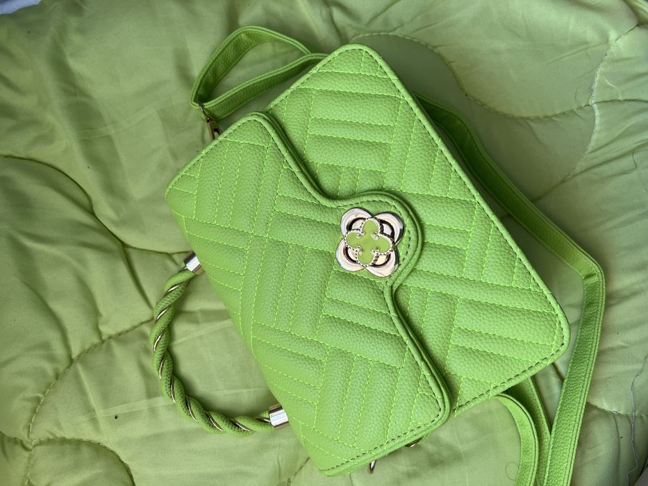 Нова яскрава сумочка