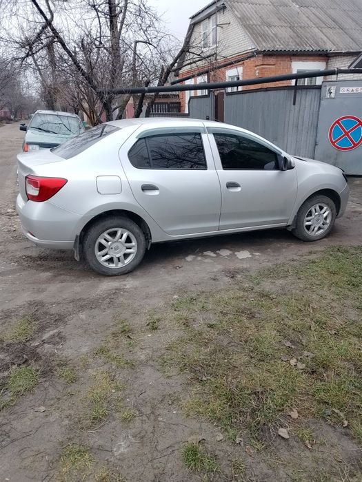 Рено Логан автомобиль