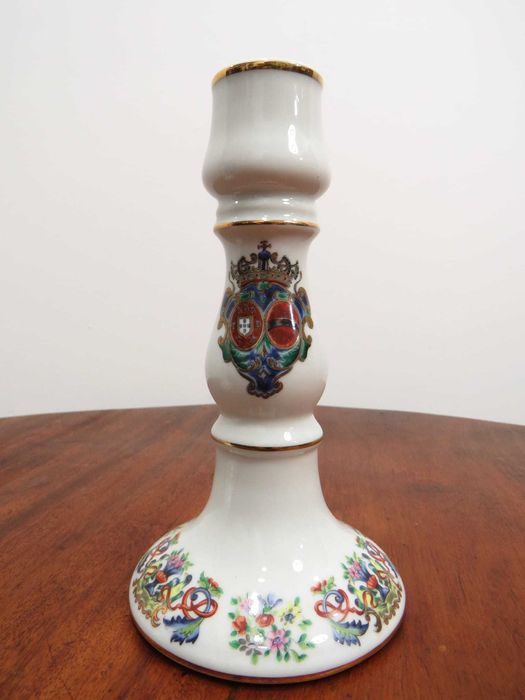 2 Castiçais de porcelana policromada e dourada com Brasâo de Armas