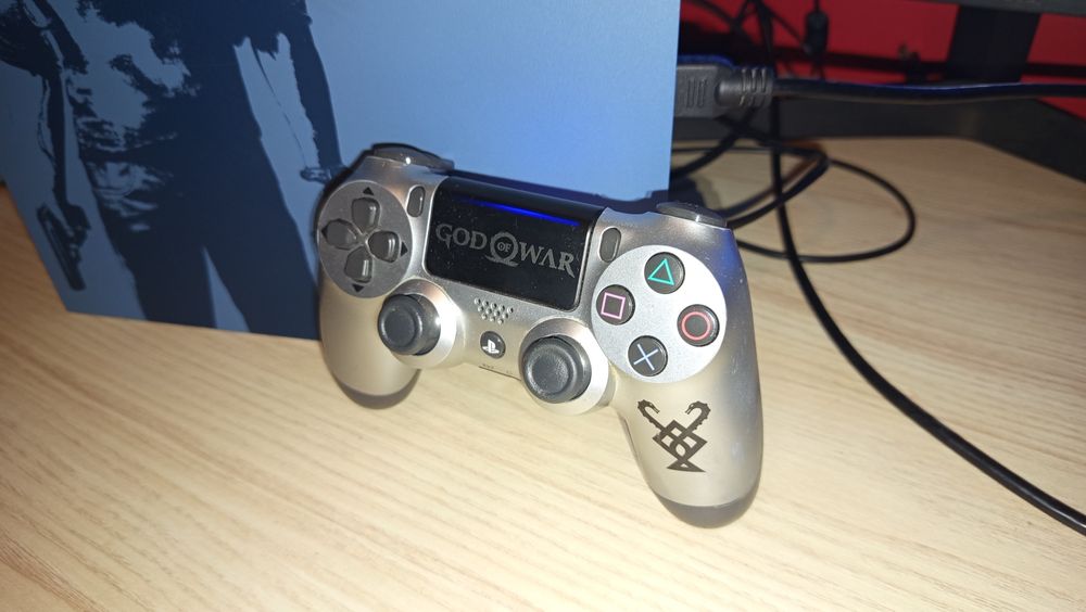 PS4 UNCHARTED 1 TB  + comando.