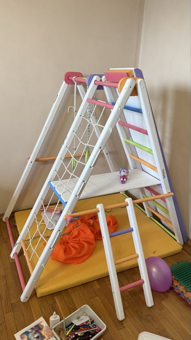 Продам дитячий  розвиваючий куточок