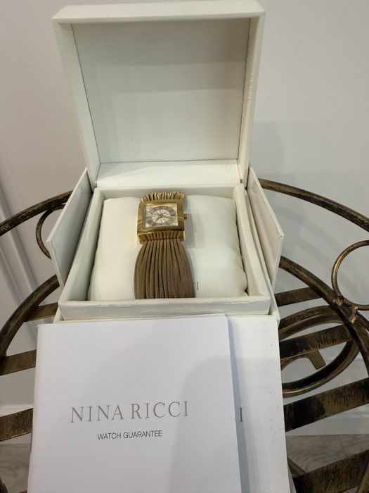 Nina Ricci часы.