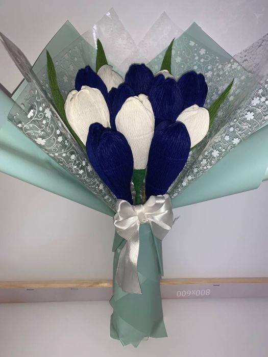 Квіти з гафрованого паперу ручної роботи