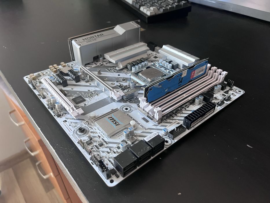 MSI B250M Mortar Arctic + Intel Core i5-7400 + 4 GB DDR4