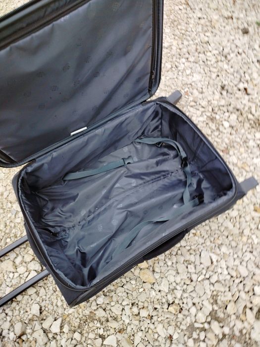 Podręczna walizka podróżna na kółkach z rączką torba wakacje