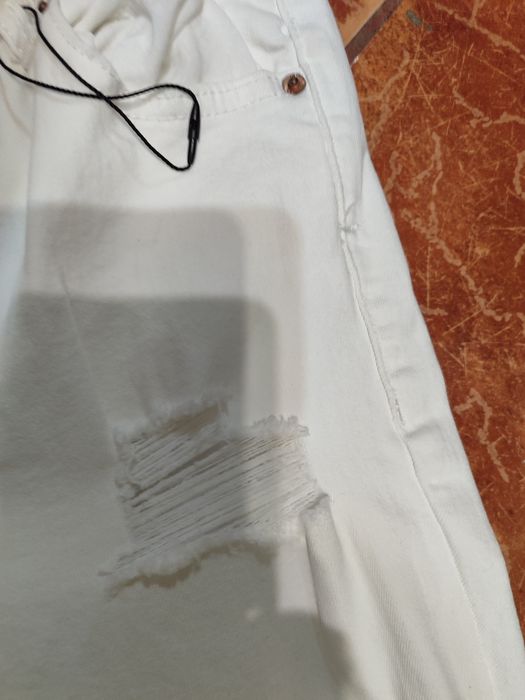 Spodnie rurki z przetarciami