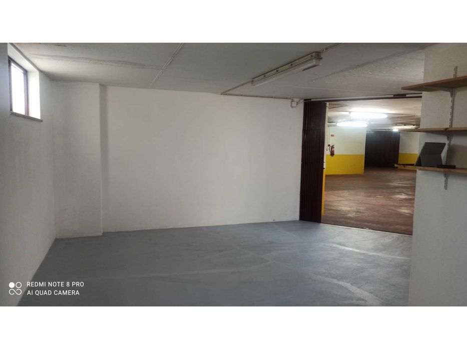 Aranguês. Garagem Interior, Piso -1, Frente à L. Cidadão, 37 m2. 1 janela a nascente e 2 a Poente