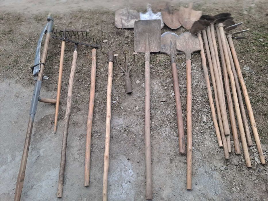 Садовий інвентар: лопати,сапки,мотики,вили,граблі,коса