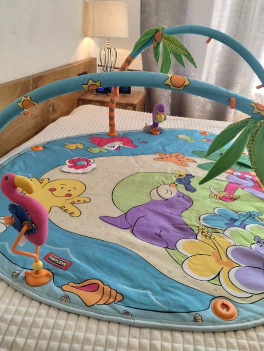 mata edukacyjna z pałąkami tiny love z foką