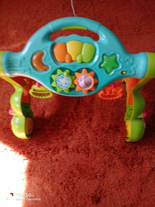 Andador em bom estado dá música e luz.