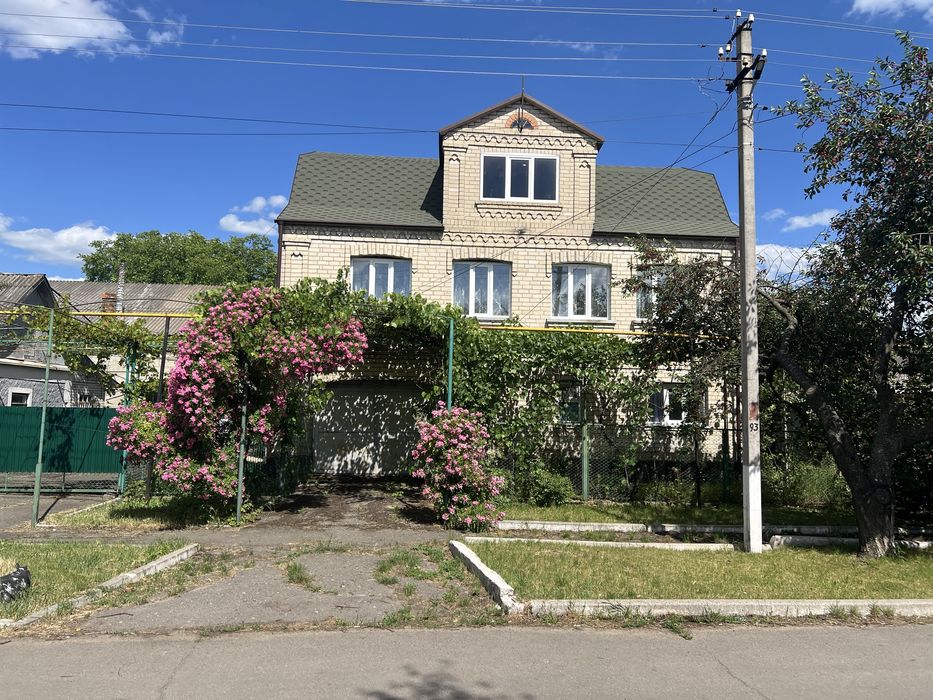 Продам двух этажный дом