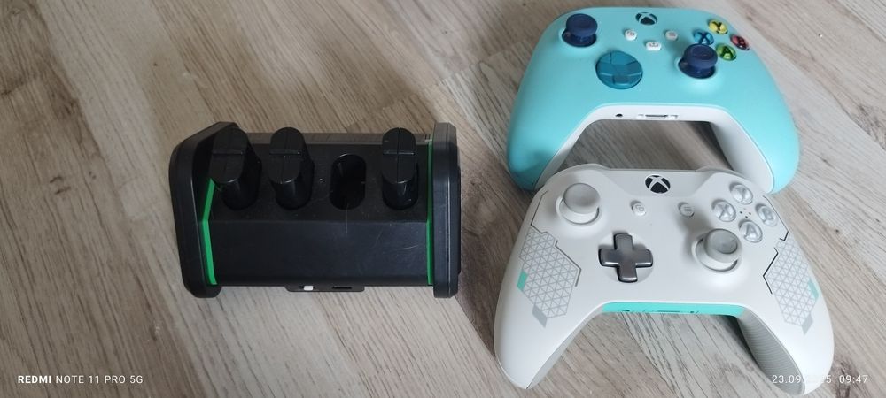 Konsola Xbox Series X 1TB + 2 pady + gry