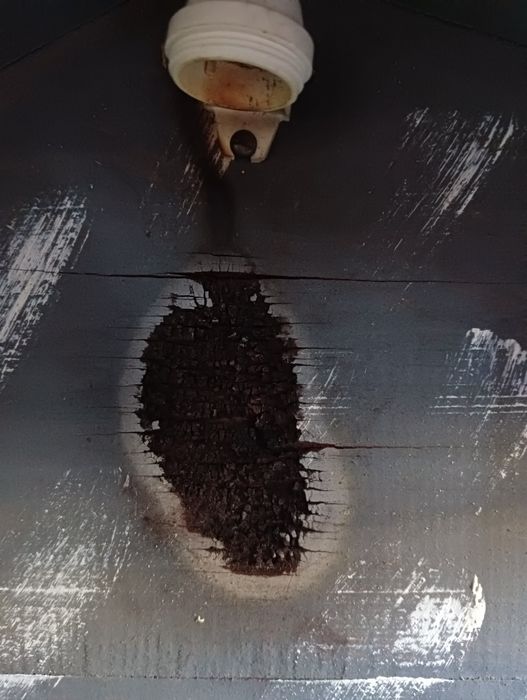 Presépio artesanal com um design rústicoe natural.

- Base em madeira