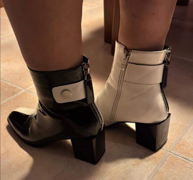 Botins pretos e brancos