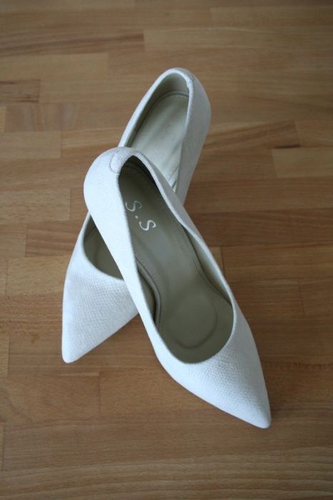 Nowe kremowe szpilki