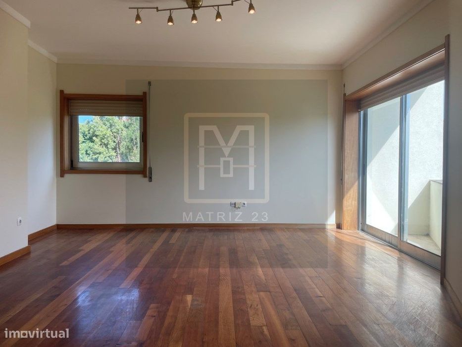 Apartamento T2 | Varanda | Lugar Garagem | Ramalde | Porto