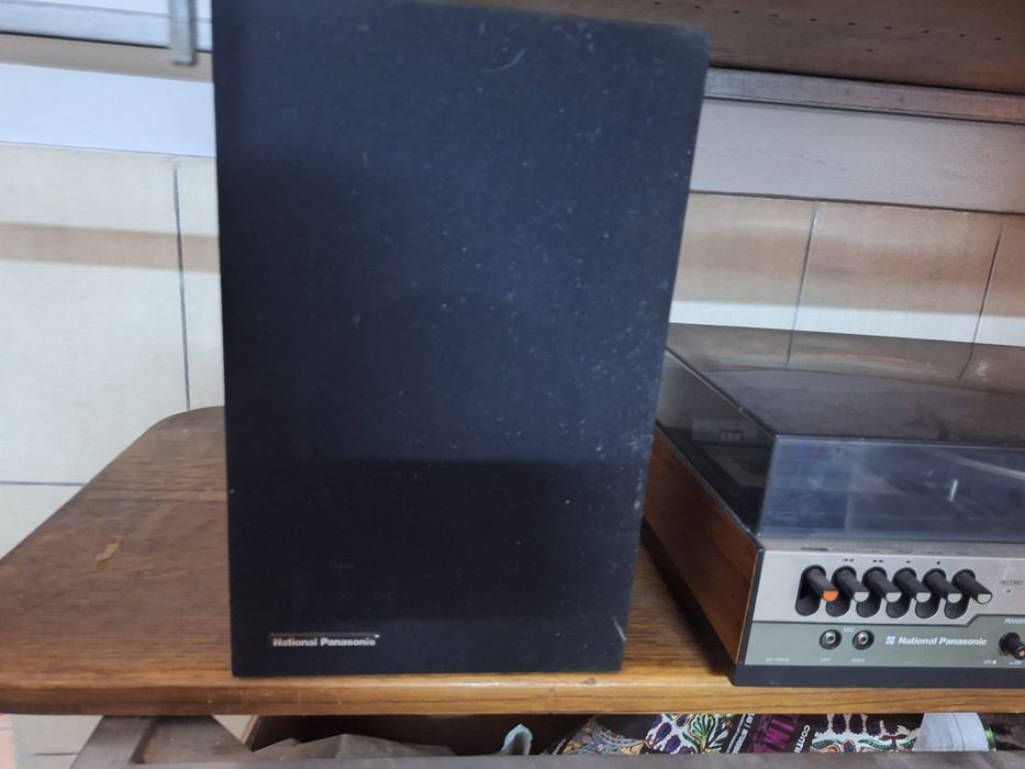 Gira discos com duas colunas e 3 discos . Gira discos a funcionar.64586412321922121