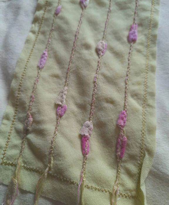 T-shirt amarela com decote em V