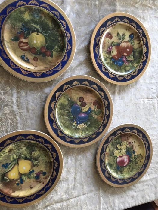 Coleção de 5 pratos com frutos da Vista Alegre. Cada 75€